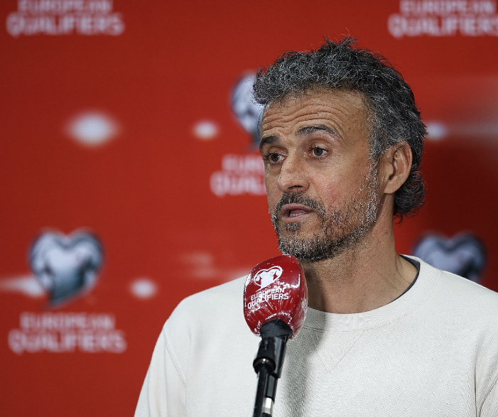 法甲德比巴黎圣日耳曼险胜,恩里克展望未来奖杯征程